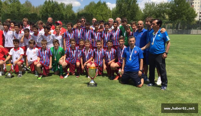 Trabzonspor U 13 şampiyon oldu