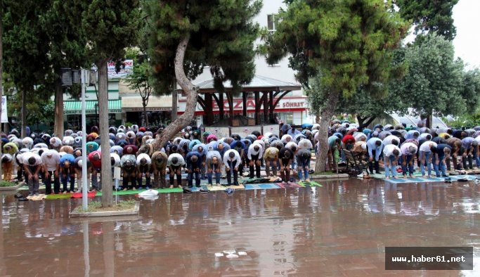 Cuma namazını yağmur altında kıldılar!