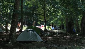 Kadın erkek soyunup dereye giriyorlar!