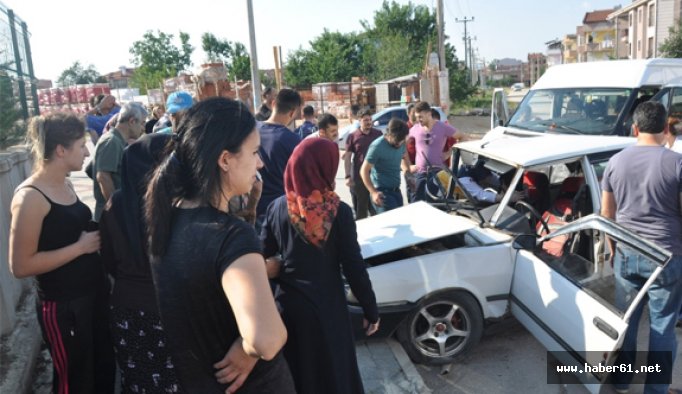 Engelli öğrencileri taşırken kaza yaptı