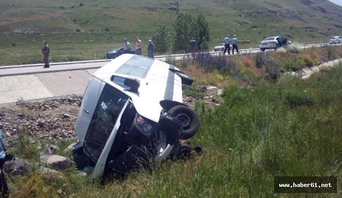 Minibüs şarampole uçtu: 17 yaralı