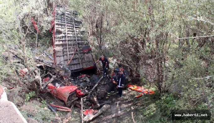 Tır uçuruma yuvarlandı: 2 ölü