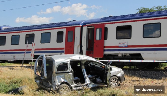 Tren otomobili hurdaya çevirdi.
