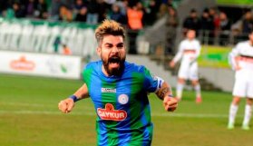 Sercan imzayı atıyor