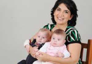 50 yaşında ikiz annesi oldu