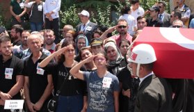 Baba ve annesine asker selamı ile veda etti