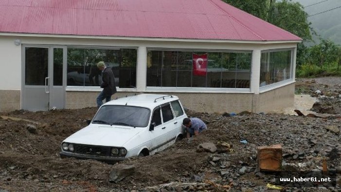 Trabzon Şalpazarı’nda Sel ve Heyelan: Büyükşehir Ekipleri Yaraları Sarıyor