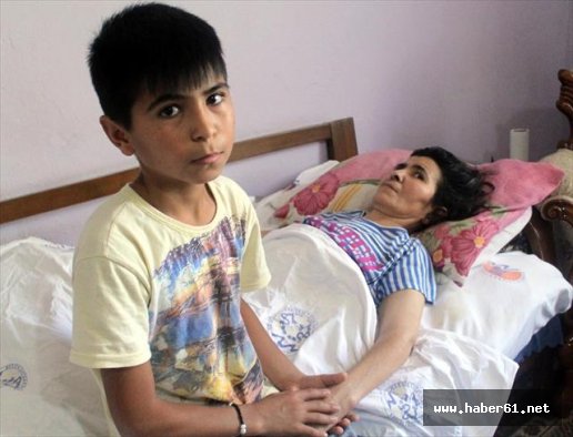 12 Yaşında yatalak annesine bakıyor!