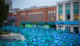 Çırılçıplak soyundular!