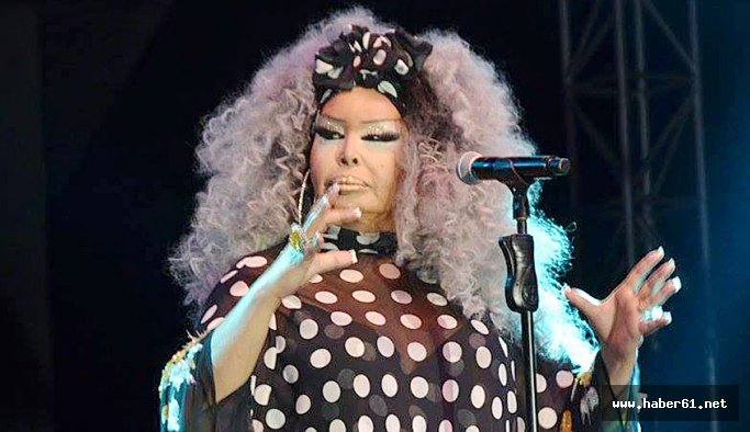 Parmağında Helikopter taşıyor!