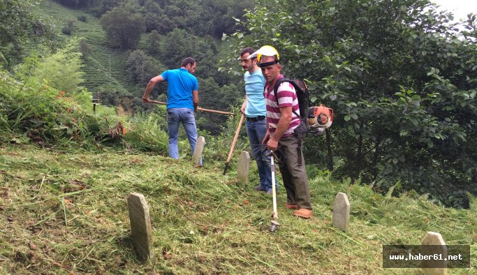 Vasiyet üzerine mezar temizliyor!