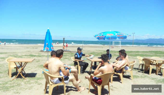 Ordu'da polis plajda broşür dağıttı