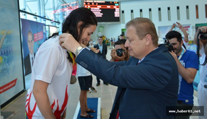 Vali Yavuz'dan Madalya