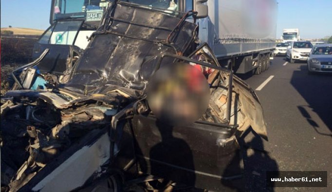 Otomobil, iki TIR’ın arasında kaldı: 5 ölü