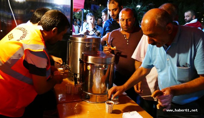 Trabzon'da Demokrasi nöbetinde halka ikram