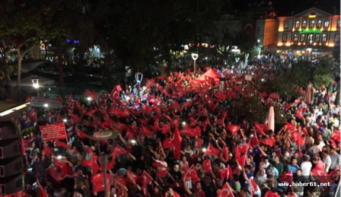 Trabzon'da Demokrasi nöbeti sürüyor