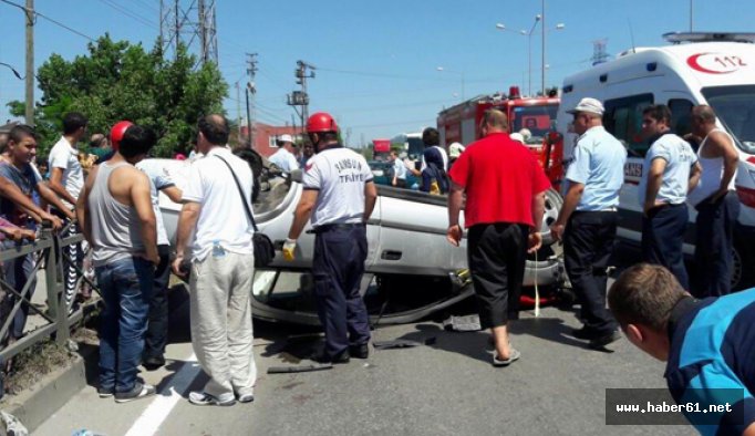 İki otomobil çarpıştı: 13 yaralı