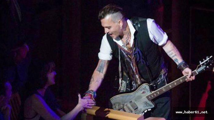 Ünlü sanatçı herkesi şok etti!