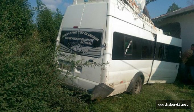 Fındık işçilerini taşıyan minibüs eve girdi: 15 yaralı