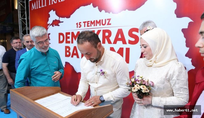 Demokrasi nöbetinde düğün!