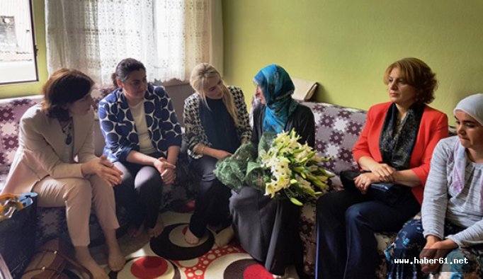 Vali Yavuz'un eşinden şehit ailelerine ziyaret