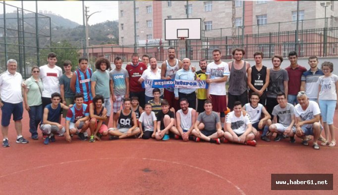 Alper Saruhan gençlerle basketbol oynuyor