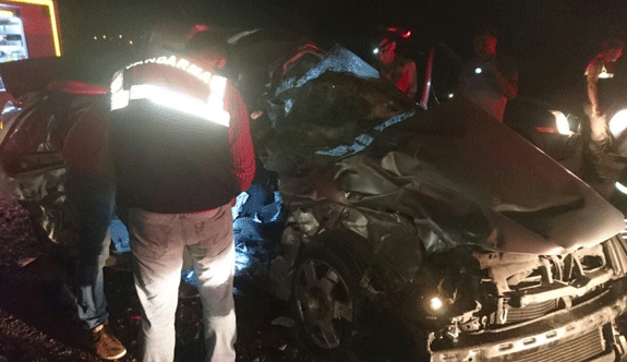 Otomobil ve tır kafa kafaya çarpıştı!