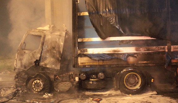 PKK 3 TIR'ı kundakladı!