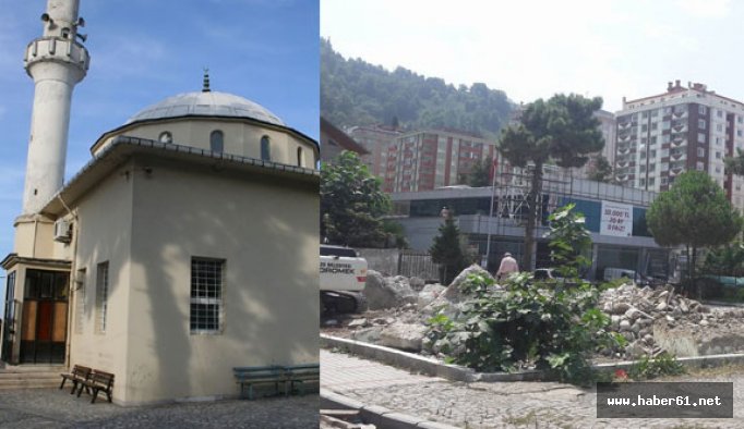 Tarihi cami yıkıldı