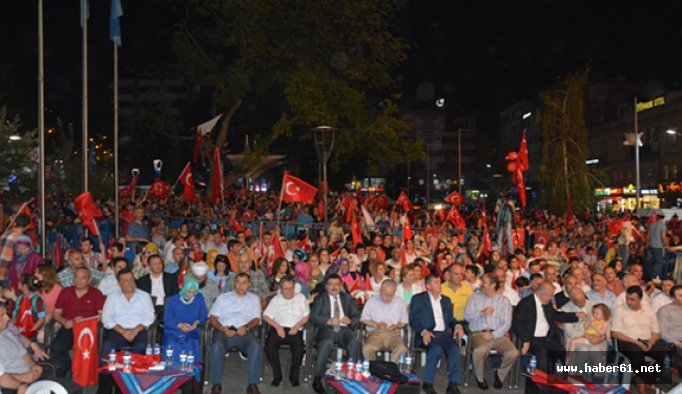 Vatandaşlar Demokrasi Nöbetine akın etti