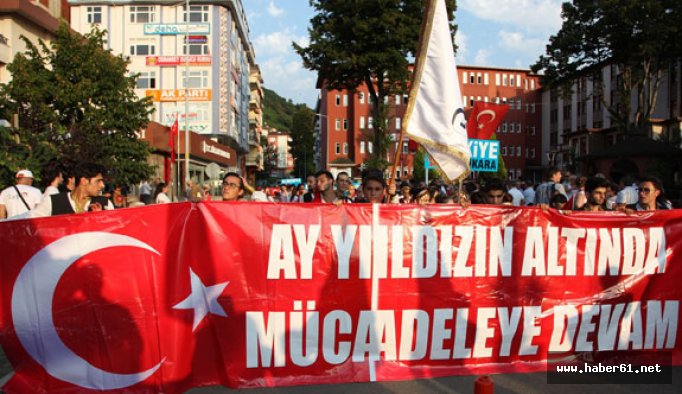 Rize'ye gelen yabancılar demokrasi yürüyüşüne destek verdi!