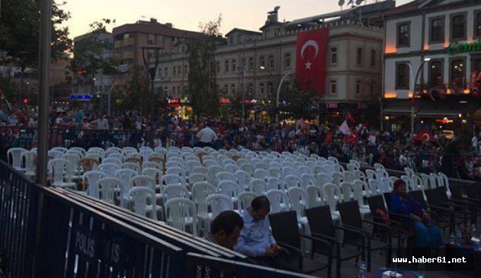 O meydan halkın: Kaldırın bu sandalyeleri