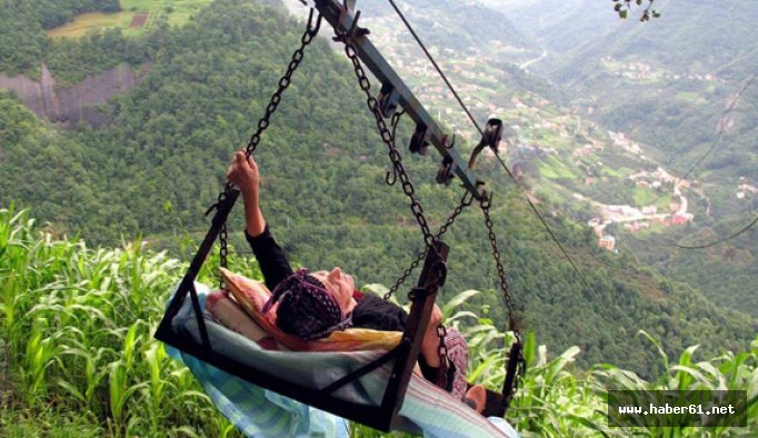 Tonya’da kanserli hasta  yol olmadığı için teleferikle taşınıyor