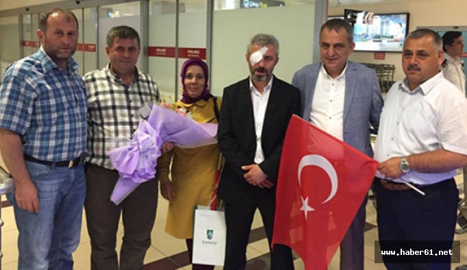 Darbe gecesi yaralanan Muhtar Trabzon'da bayraklarla karşılandı