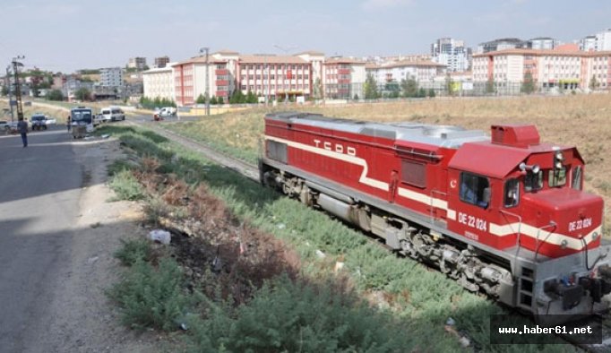 Trenle çarpışan motosiklet sürücüsü hayatını kaybetti