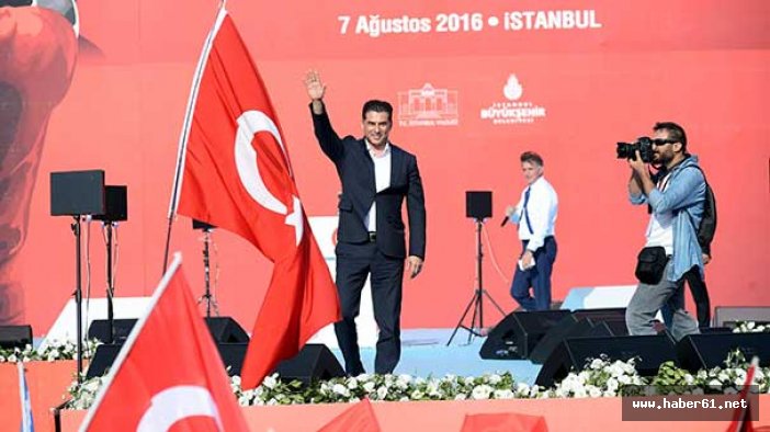 Yenikapı'da halkı selamlayan bakın kim çıktı?