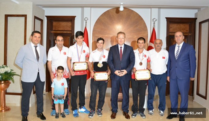 Trabzon Valisi Yavuz'dan başarılı sporculara ödül
