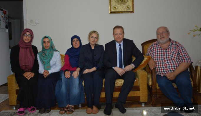 Trabzon Valisi Yavuz ve eşinden demokrasi şehidinin evine ziyaret