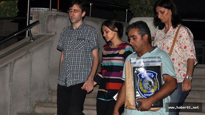 Gözaltı aracına el ele bindiler!