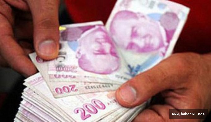 Para birimini göstermek istedi parasını kaptırdı!