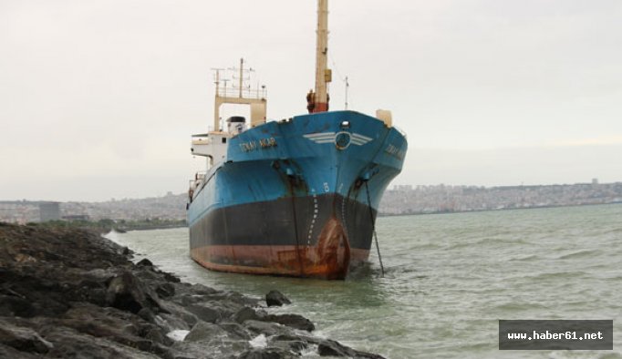 Fırtınadan sürüklenen gemi kayalıklara oturdu!