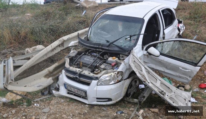 Otomobil bariyerlere saplandı: 5 yaralı