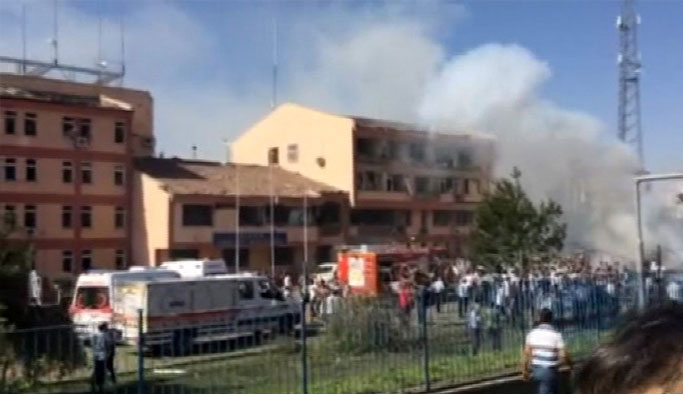 Elazığ'da Emniyet'e bombalı saldırı!