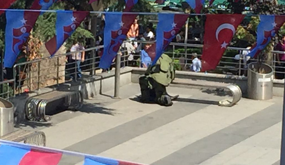 Trabzon'da Atatürk alanında unutulan çanta panik yarattı.