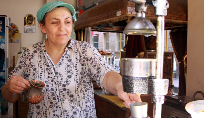 Trabzon'da çaylar anne-kızdan