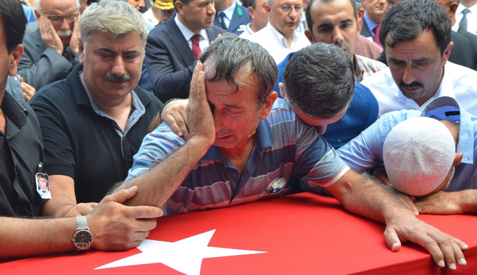 Şehit oğlunun tabutuna sarılarak sela okudu