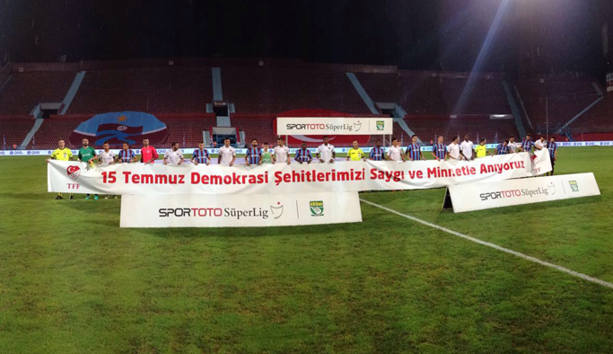 Avni Aker'de 15 temmuz pankartı