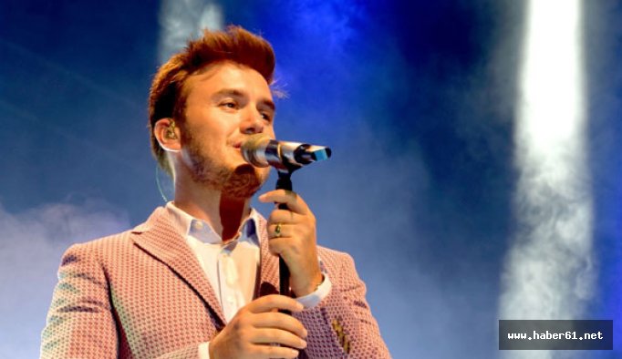 Ünlü şarkıcı açılışa katıldı.