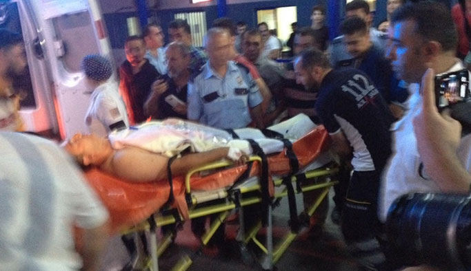 Kavgayı ayırmak isterken bıçaklandılar!