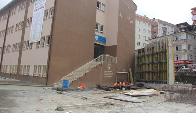 Rize'de ilginç görüntü: Viyadük bakın nereden geçiyor